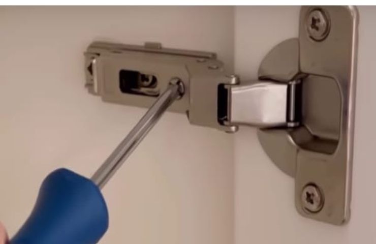 So richten Sie schiefe Möbeltüren aus