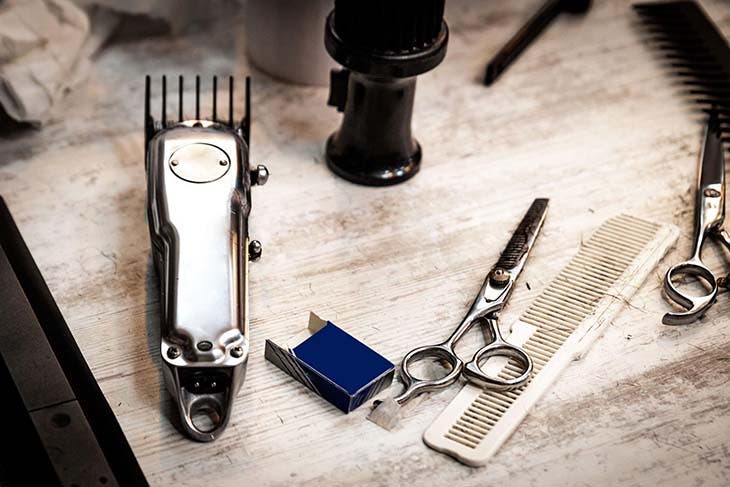 Friseurausrüstung, Scheren, Haarschneidemaschinen und Klingen
