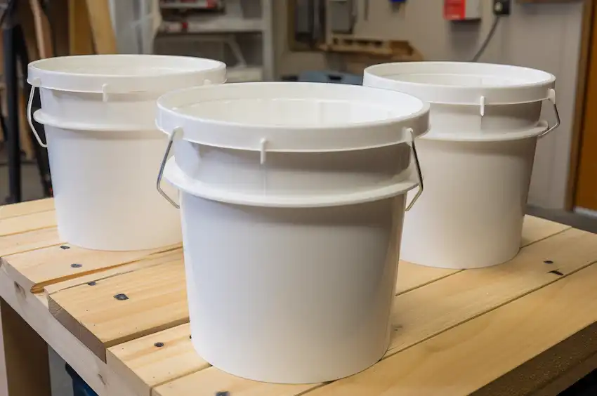 Weiße Eimer in Lebensmittelqualität