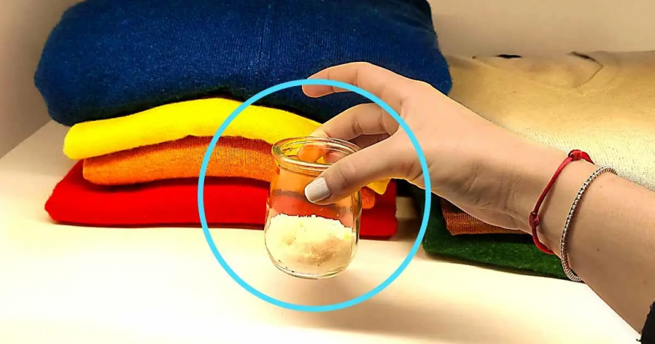 So werden Sie den feuchten und muffigen Geruch in Ihren Kleiderschränken für immer los