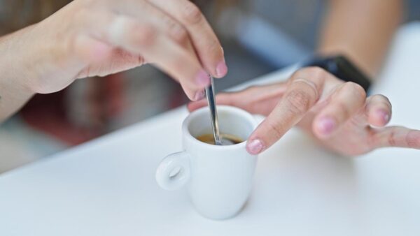 Soll der Kaffeelöffel im oder gegen den Uhrzeigersinn gedreht werden? Das ist die Wahrheit