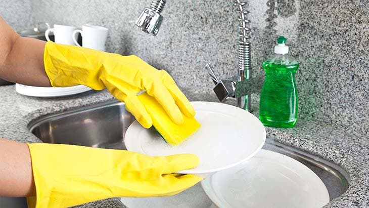 Schrubben Sie die Platte