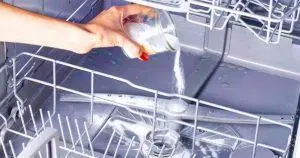 Spülmaschine, die schlecht riecht: 4 Tipps, um sie zu reparieren