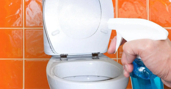 Sprühen Sie es auf die Toilette und es ist wieder wie neu: Alle Flecken verschwinden