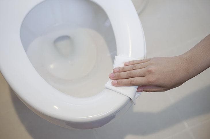 Sprühen Sie es auf die Toilette und es ist wieder wie neu: alle Flecken verschwinden 6 WC-Sitz reinigen