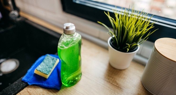 Sprühen Sie den Reiniger