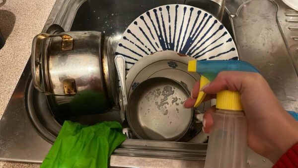 Sprühen Sie es auf schmutziges Geschirr, Sie sparen Wasser und Strom: keine salzigen Rechnungen mehr