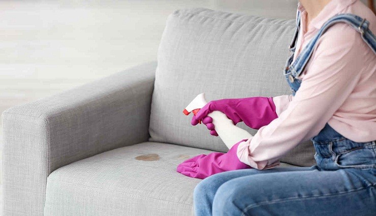 wie-man-das-sofa-mit-essig-reinigt