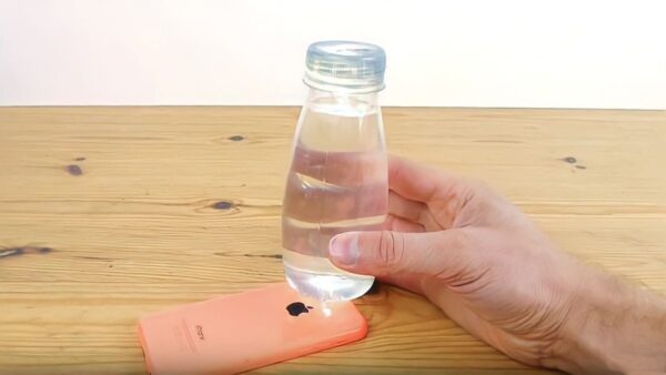 Stellen Sie 1 Flasche Wasser auf das Telefon, was als nächstes passiert, ist unerwartet