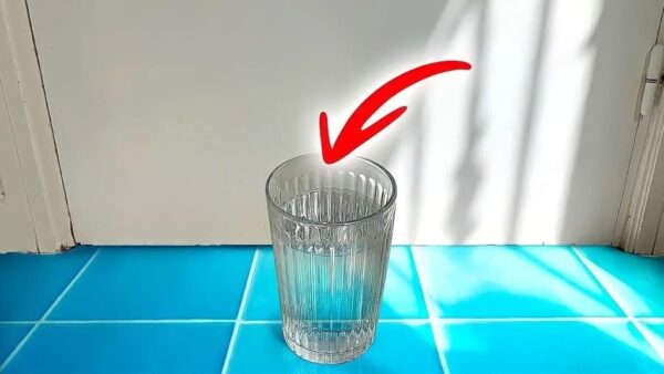 Stellen Sie 1 Glas Wasser hinter Ihre Haustür, es könnte Sie im Schlaf retten