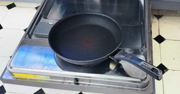 Stellen Sie die Pfanne vor Gebrauch auf die Spülmaschinentür. Dies vermeidet ein lästiges Problem