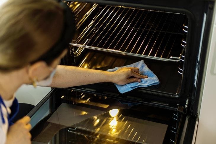 Stellen Sie eine Schüssel in den Ofen: der wenig bekannte Trick für eine effektive Reinigung: keine Fettspuren mehr 2 Backofen reinigen