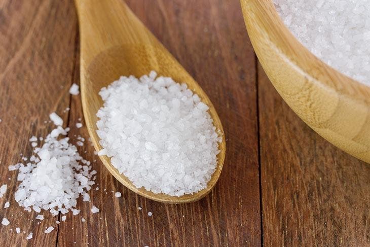 Stellen Sie eine Schüssel in den Ofen: der wenig bekannte Trick für eine effektive Reinigung: keine Fettspuren mehr 3 Salz