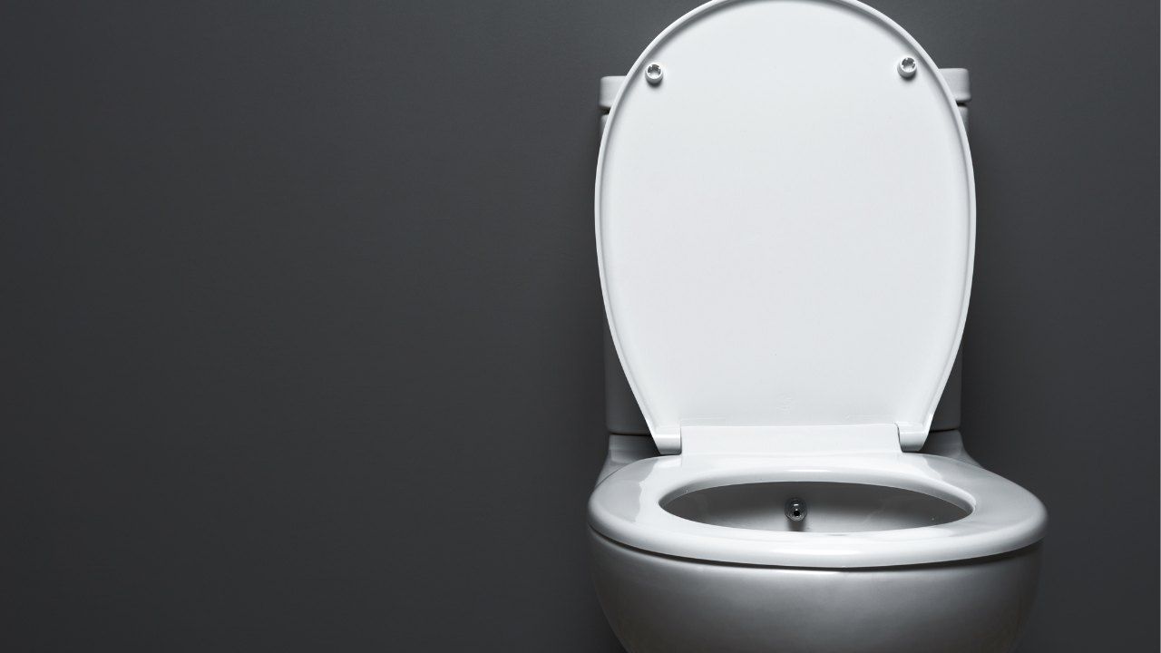 Strahlendes Wasser zum Polieren und Desinfizieren der Toilette