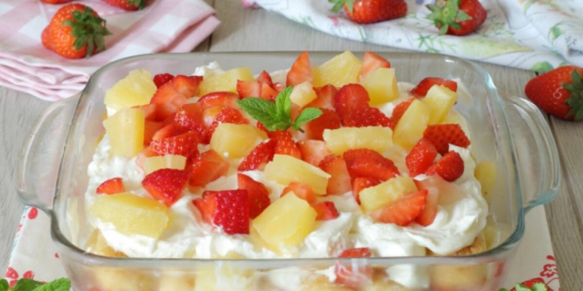 Tiramisu mit Ananas und Erdbeeren ein frisches und gutes Dessert zum Abschluss einer Mahlzeit