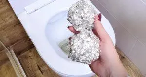 Toilettentank entkalken: Wie reinigt man ihn mit Aluminiumfolie?