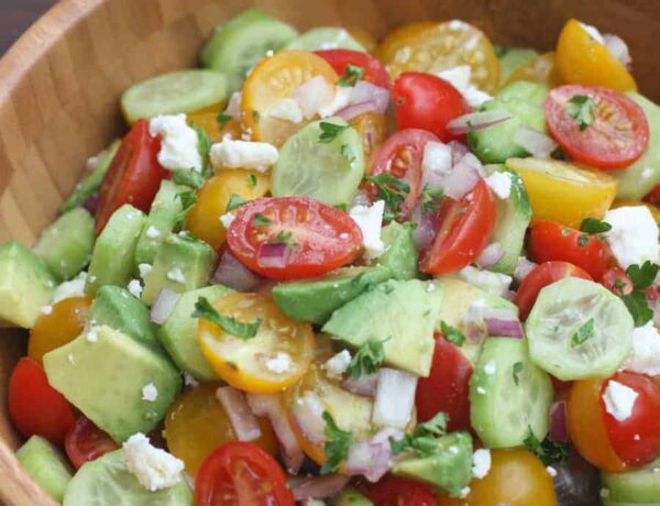 Tomaten-, Gurken- und Avocadosalat
