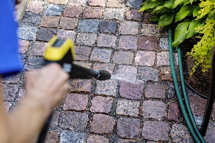 Unkraut im Hof oder Garten? Der Trick der schlauen Gärtner, sie in kurzer Zeit zu beseitigen 3 Reinigen Sie die Fliesen auf Ihrer Terrasse