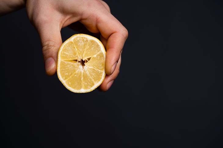Zitrone zum Desodorieren