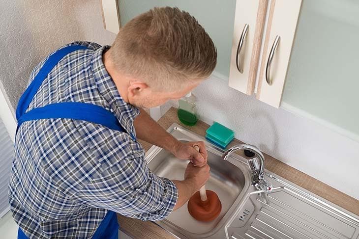 Verwenden Sie den Kolben, um das Waschbecken zu reinigen