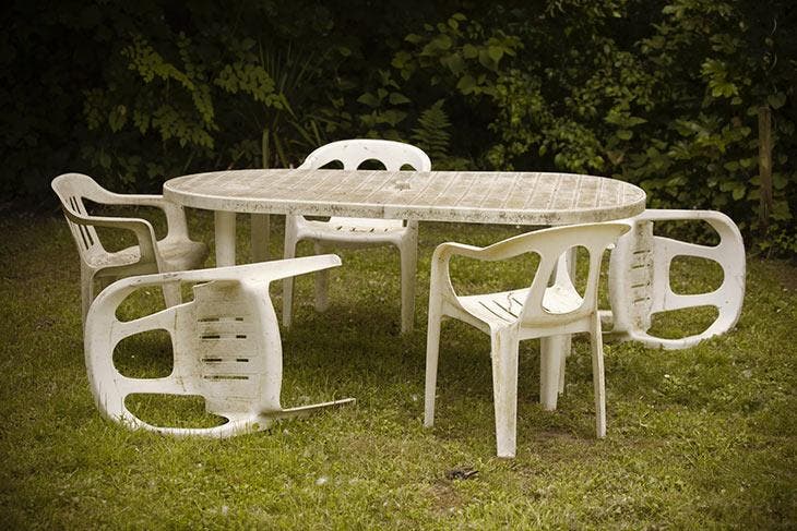 Verschmutzte Gartenmöbel 