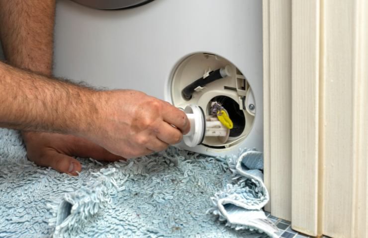 Verkrusteter Waschmaschinenfilter, wie man ihn reinigt