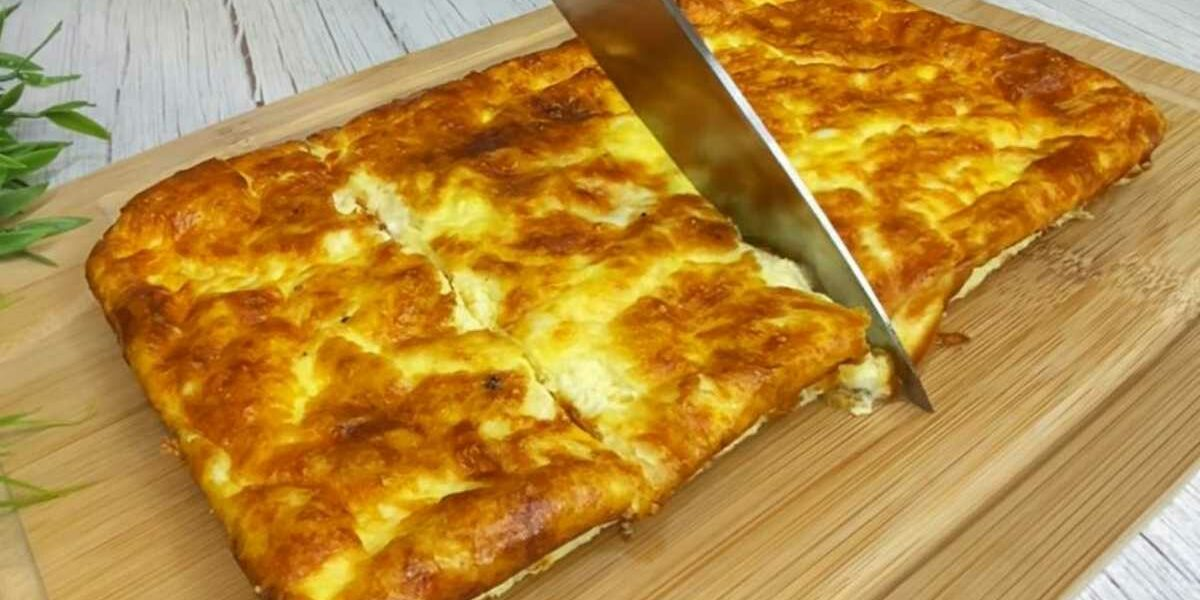 Vermischen Sie Eier und Milch für ein schnelles und leckeres Käseomelett.