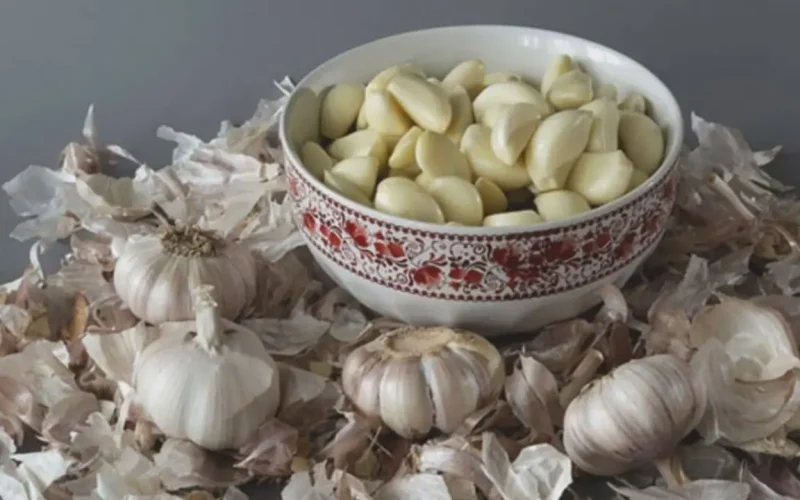 Verschwenden Sie keine Knoblauchschalen mehr: Finden Sie heraus, wie Sie sie auf clevere Weise wiederverwenden können