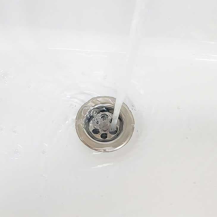 Spülen Sie den Wasserhahn mit Wasser aus 