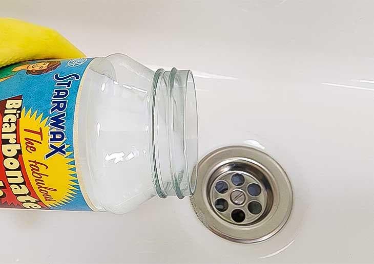 Gieße Backpulver in den Abfluss 