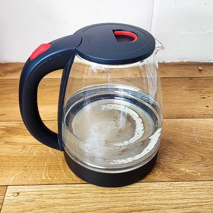 Heißes Wasser im Wasserkocher 