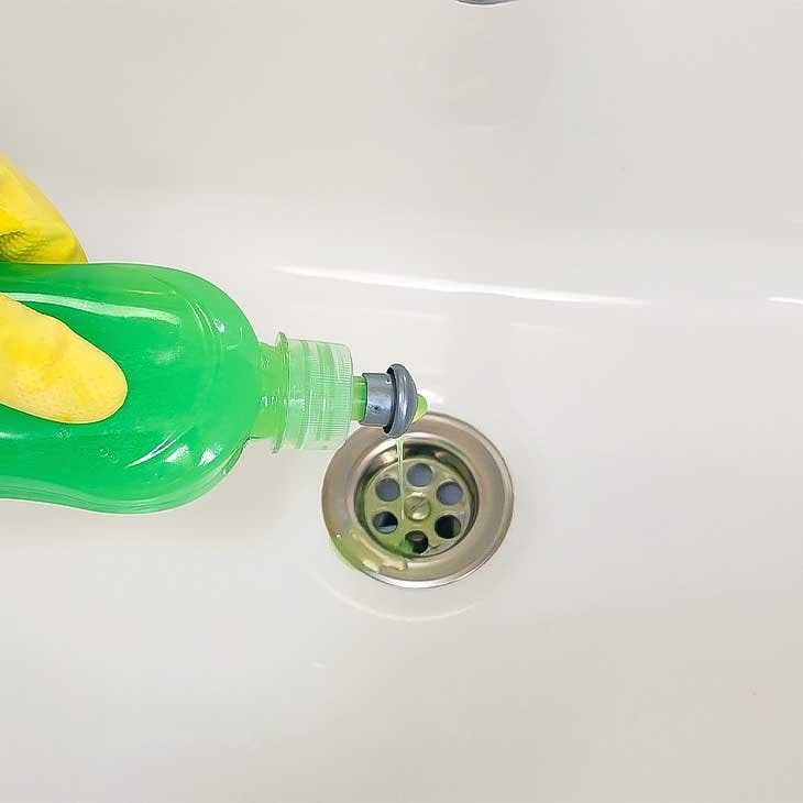 Spülmittel eingießen 