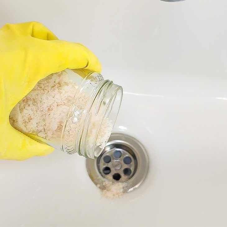 Gießen Sie Salz in den Abfluss 