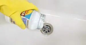 Verstopfte Rohre mit Natron befreien: Wie geht man vor?