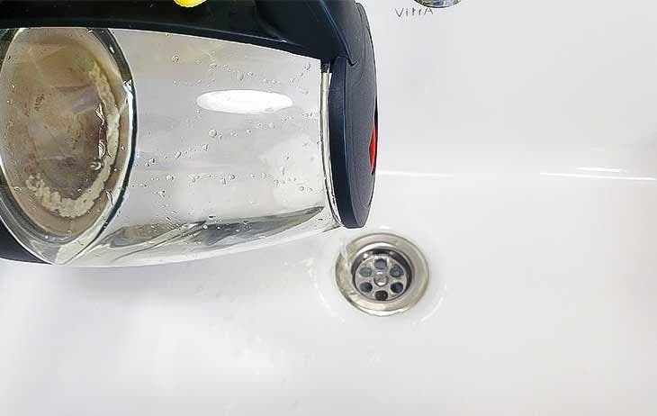 Gießen Sie Essig in den Abfluss 