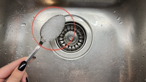 Verstopfter Abfluss, lösen Sie ihn mit diesem natürlichen und sehr kraftvollen Abflussreiniger