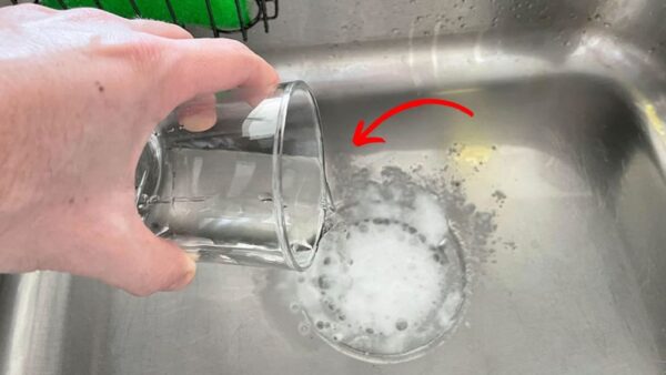 Verstopfter Abfluss, wie man das Problem löst, ohne den Klempner um Hilfe zu bitten