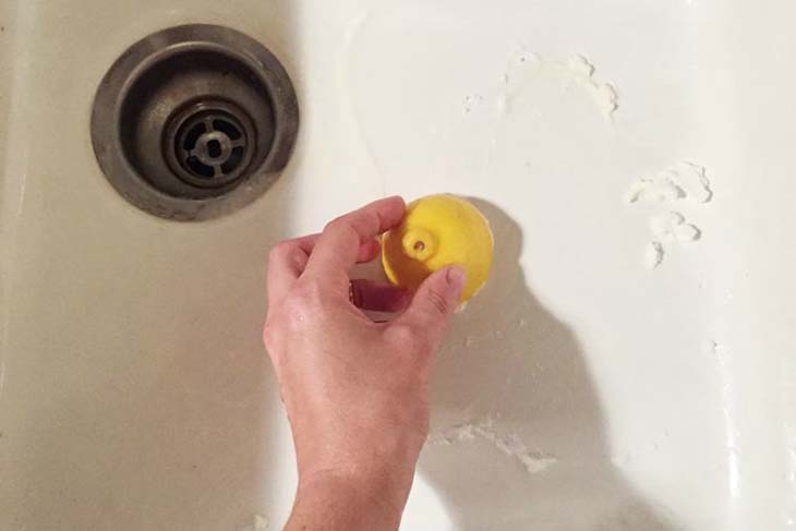 Verwandeln Sie Ihre schmutzige Küche mit diesen 7 Reinigungstipps 5 in einen sauberen Ort Waschbecken mit Zitronenboden