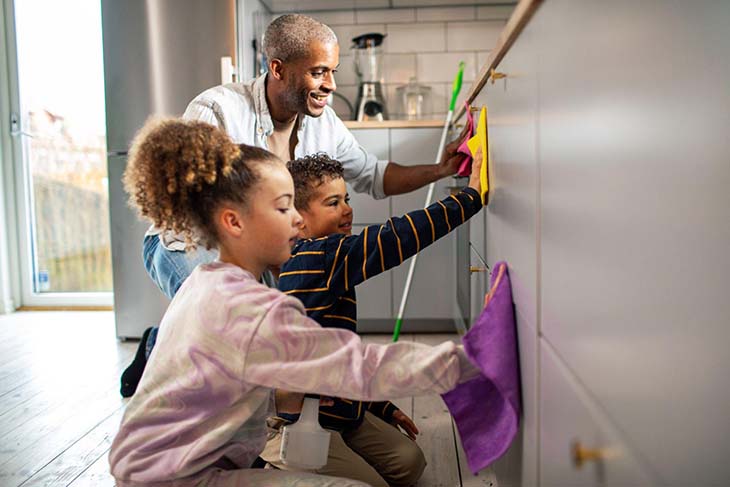 Nettoyer les surfaces de la cuisine Reinigung von Küchenoberflächen