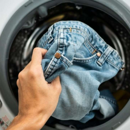 Warum chemische Reinigungen empfehlen, Jeans einmal im Jahr zu waschen: der Grund