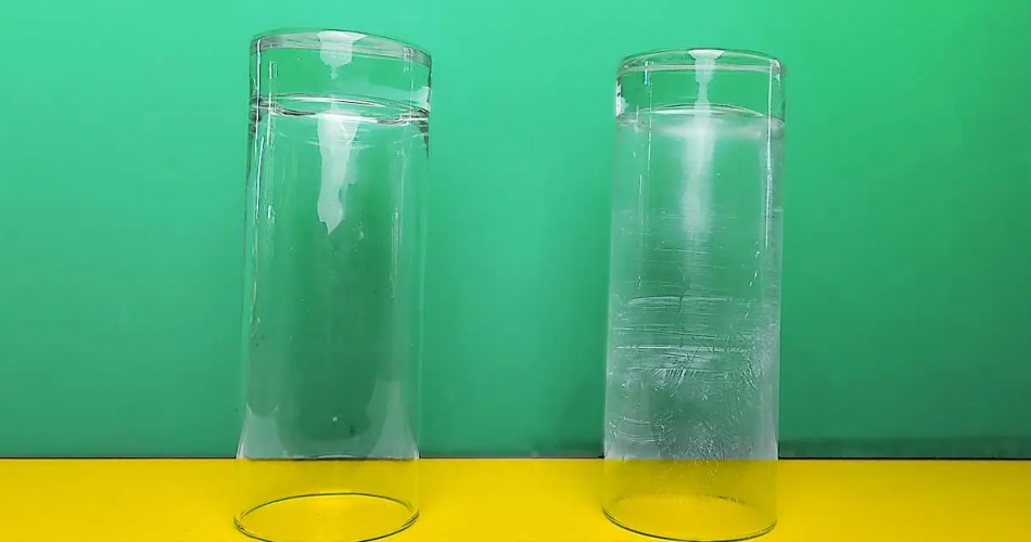 Warum hinterlässt die Spülmaschine einen weißen Film auf Gläsern und wie kann man ihn beheben?