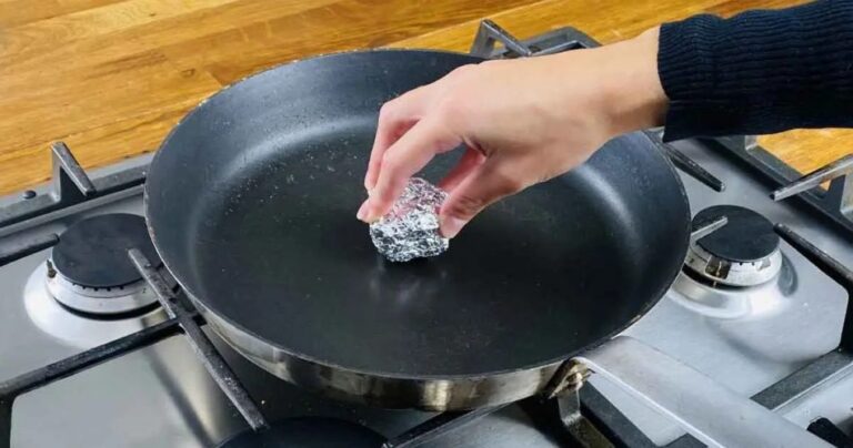 Warum ist es sinnvoll, die Pfanne mit einer Kugel Aluminiumfolie zu reiben?