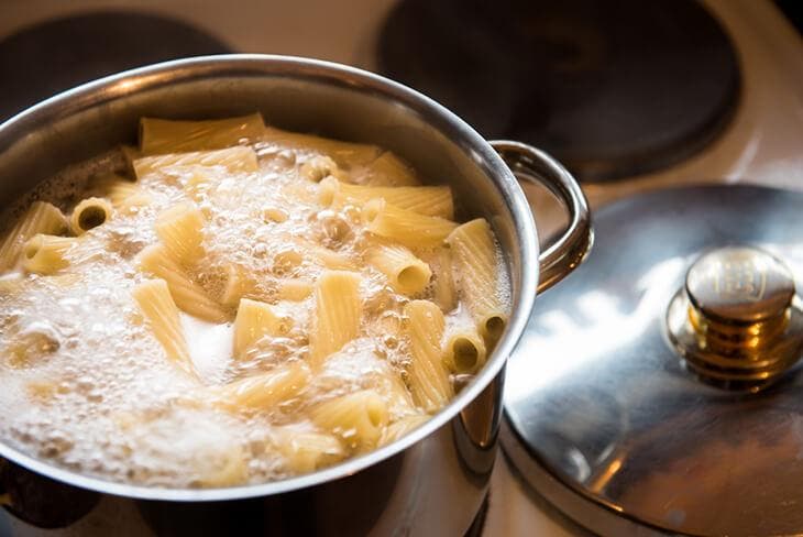 Pourquoi faut-il faire cuire les pâtes deux minutes de moins ? Le secret d'un grand chef italien 2 Kochen Sie die Nudeln