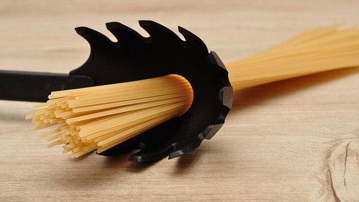 Pourquoi faut-il faire cuire les pâtes deux minutes de moins ? Le secret d'un grand chef italien 3 Das Loch des Löffels der Nudeln