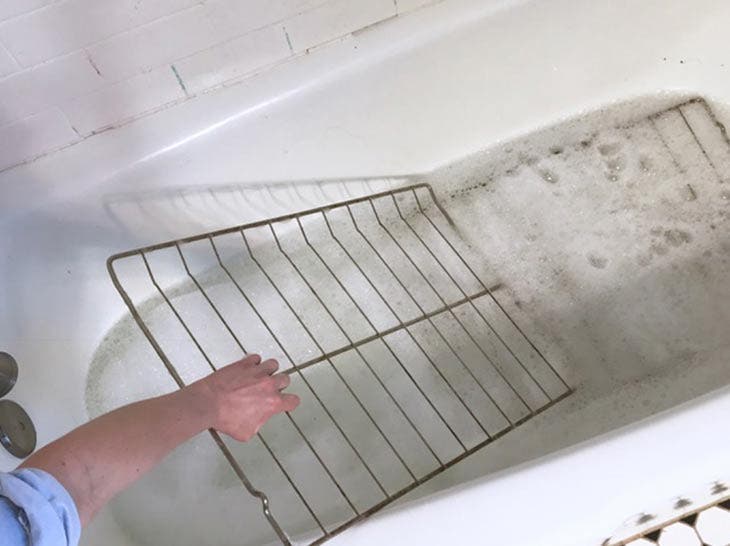 Reinigen Sie den Ofenrost