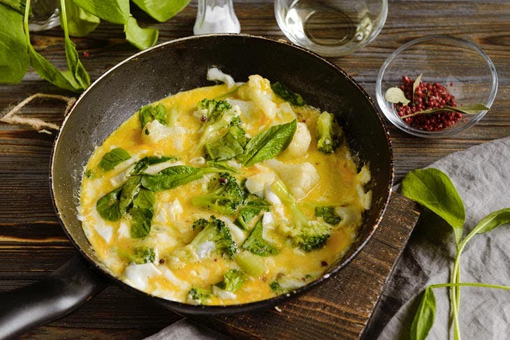 Pourquoi faut-il désormais mettre de la farine dans la poêle avant de préparer les œufs ? L’astuce qui change tout 2 Zubereitung von Rührei