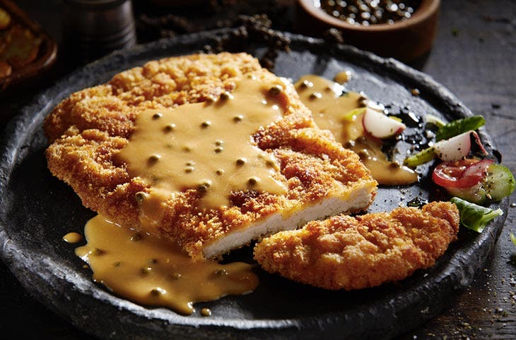 Pourquoi faut-il désormais mettre de la farine dans la poêle avant de préparer les œufs ? L’astuce qui change tout 3 Knusprige Schnitzel