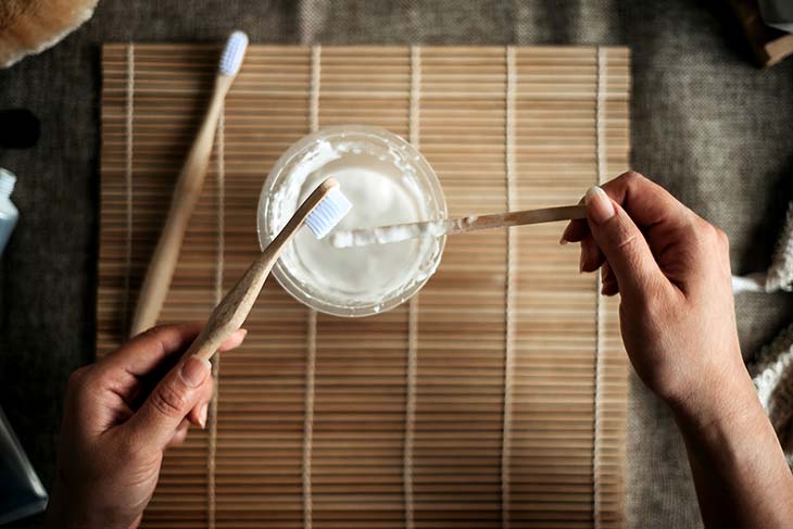 Warum muss unbedingt eine Schüssel Backpulver im Kühlschrank stehen? 3 Bikarbonat-Zahnbürste