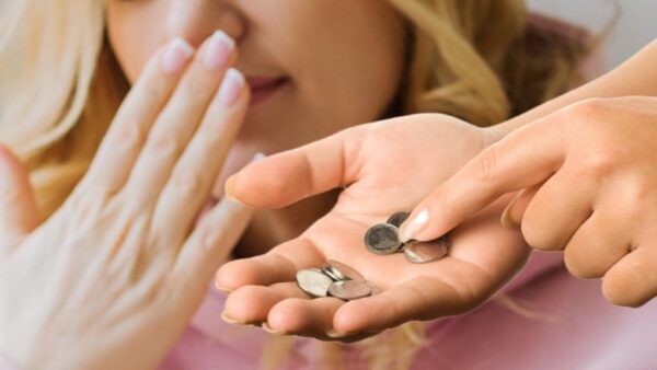 Warum spüren wir diesen seltsamen Geruch an unseren Händen, wenn wir Münzen berühren?