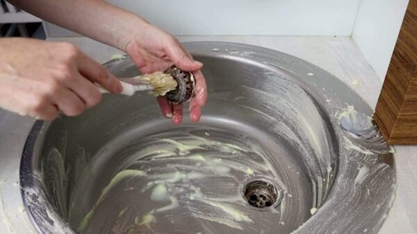 Waschbecken, hier erfahren Sie, wie Sie es mit nur zwei Zutaten reinigen, damit es glänzt